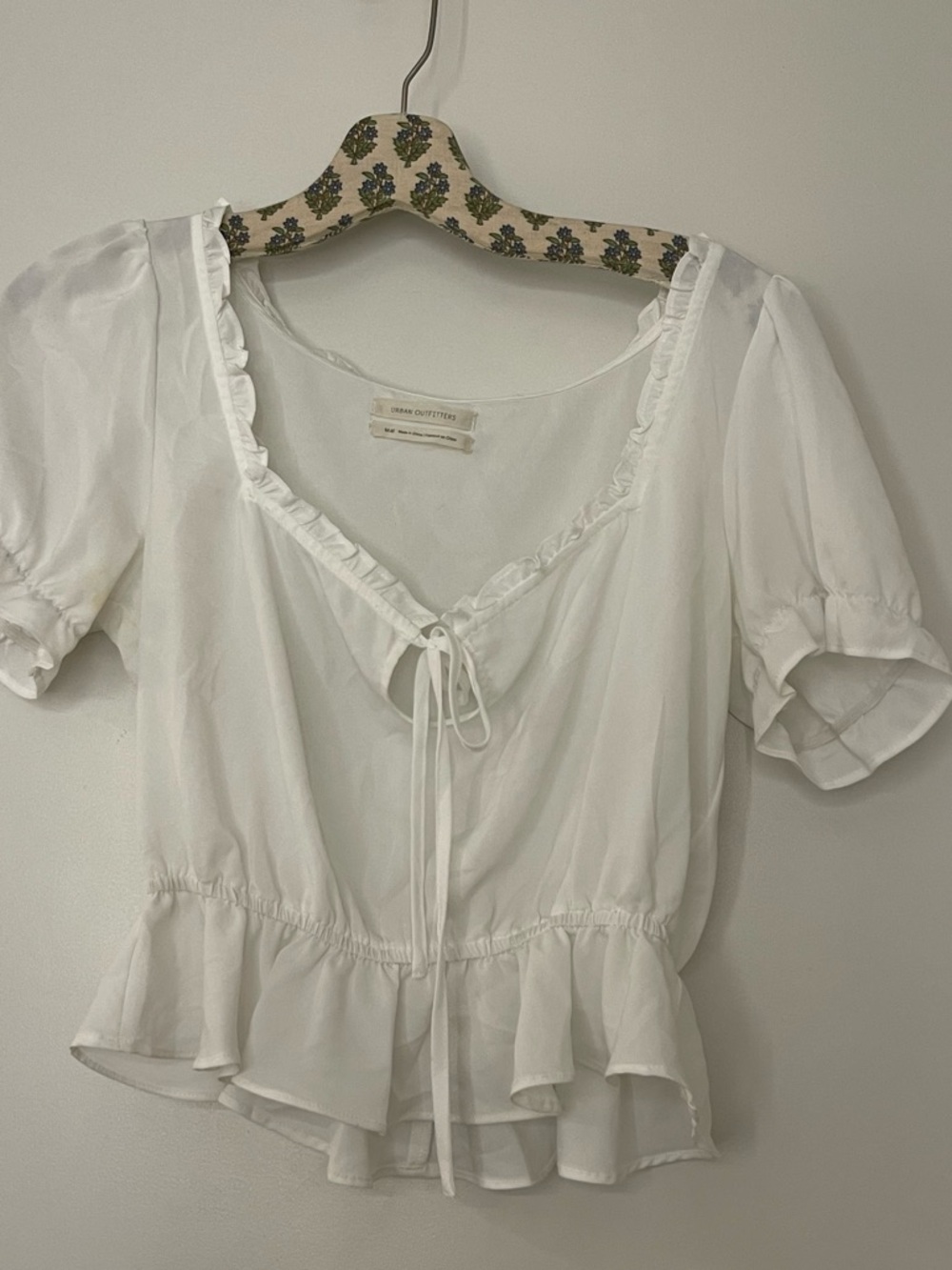 Urban Outfitters Riley Ruffle Crop Front tie white top. Short sleeve Size Medium